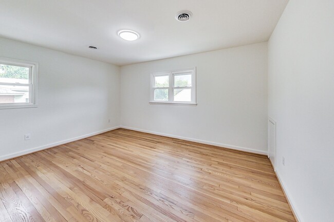 Building Photo - 5 Bed / 3 Bath / deep lot/ 2 driveways and...