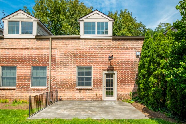 Building Photo - 426 W Laurel Ave