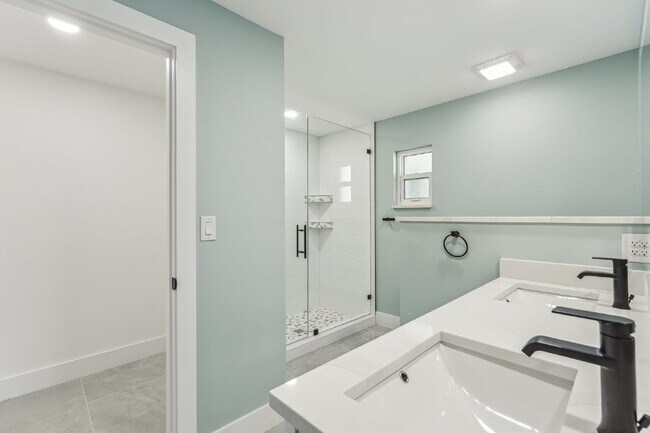 Building Photo - 3701 SE 17th Pl