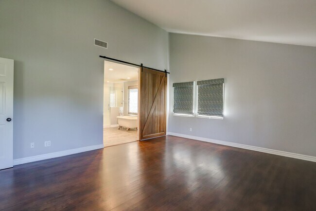Building Photo - Gorgeous Home in Old Towne Orange