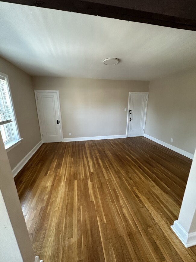 Building Photo - Updated 2 bedroom, 1 bathroom unit in Rich...