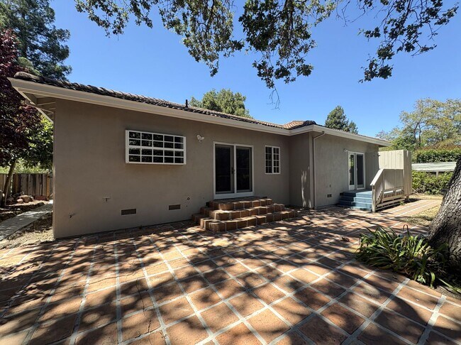 Building Photo - Spacious 3BR + Office | 2,150 SF | 2-Car Garage | Prime Menlo Park
