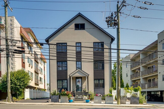 Building Photo - 930 Cove Rd