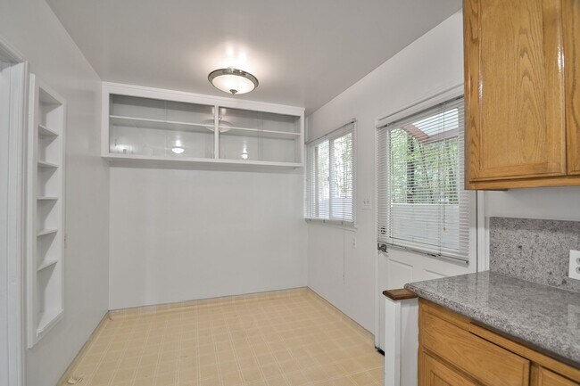 Building Photo - j27