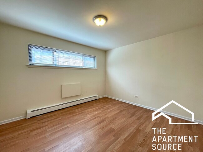 Building Photo - 6002 N Kenmore Ave