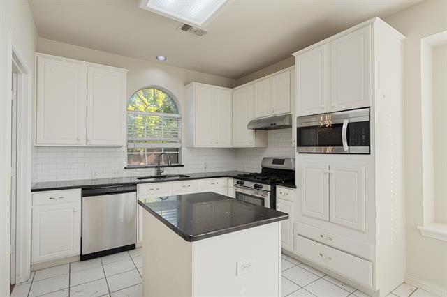 Building Photo - 7905 Pirates Cove Dr