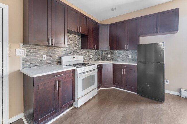 Building Photo - 134 Van Horne St