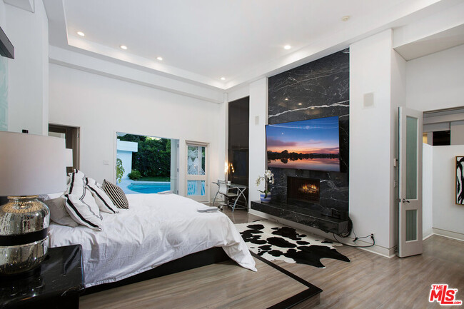 Building Photo - 1166 San Ysidro Dr