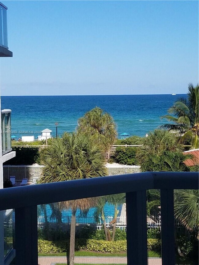 Building Photo - 2457 Collins Ave