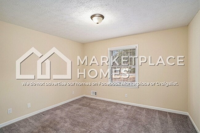 Building Photo - 2105 Pinewood Dr