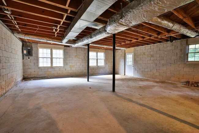 Building Photo - 5055 Cascade Rd