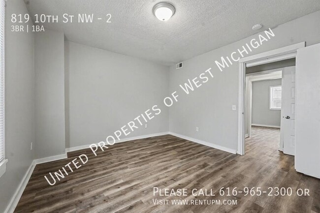 Building Photo - 819 10th St NW