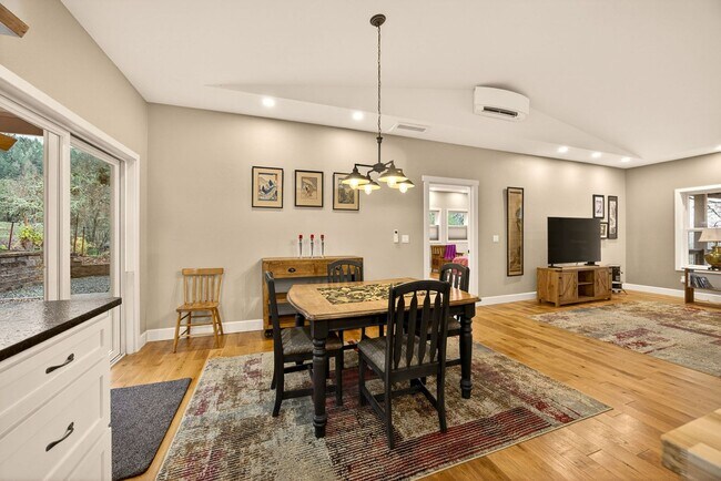 Building Photo - 860 Humbug Creek Rd