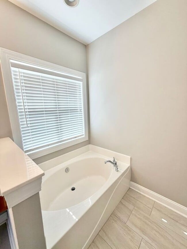 Building Photo - Comfort & Convenience: 3BR End-Unit Townhome in Pooler