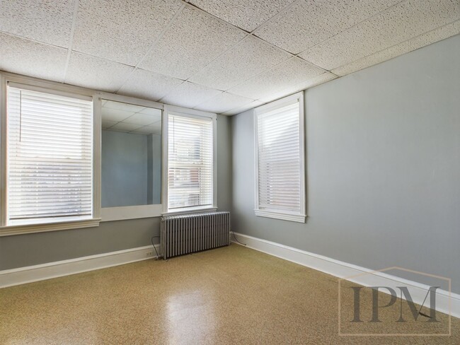 Building Photo - Available Now - Spacious 1 bedroom 2nd flo...