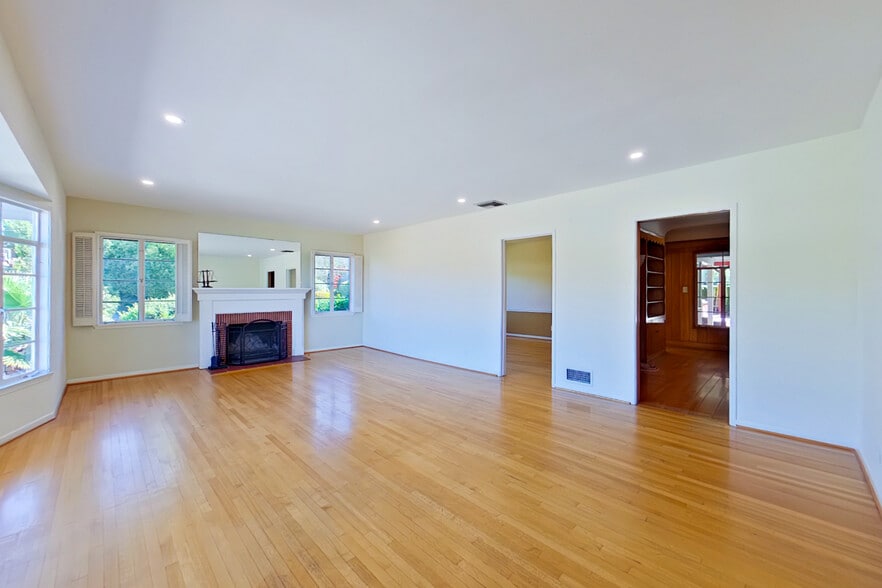 Building Photo - 1462 Glengarry Rd