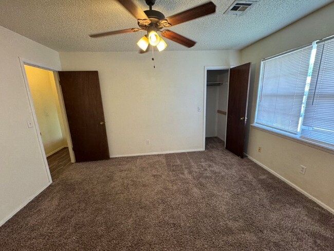 Building Photo - 2 bed 1 1/2 bath condo off NW 23rd! Putnam...