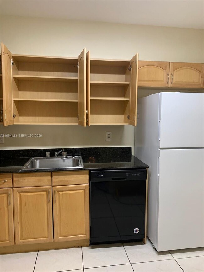 Building Photo - 901 Hillcrest Dr