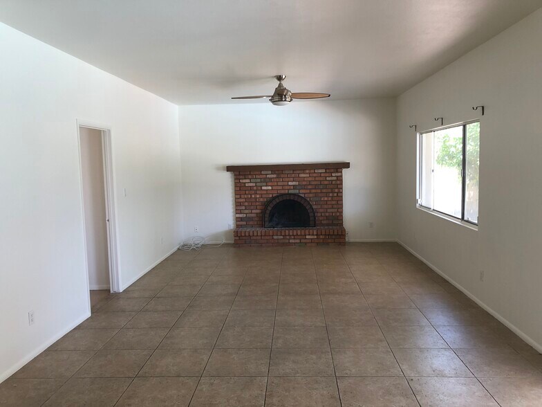 Building Photo - 2715 S Cottonwood