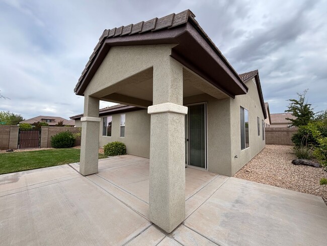 Building Photo - SPACIOUS HOME FOR RENT!