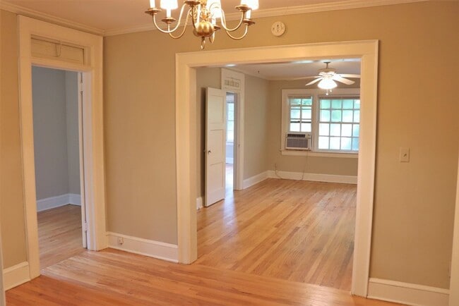 Building Photo - Charming 2-bedroom waiting to be yours !!