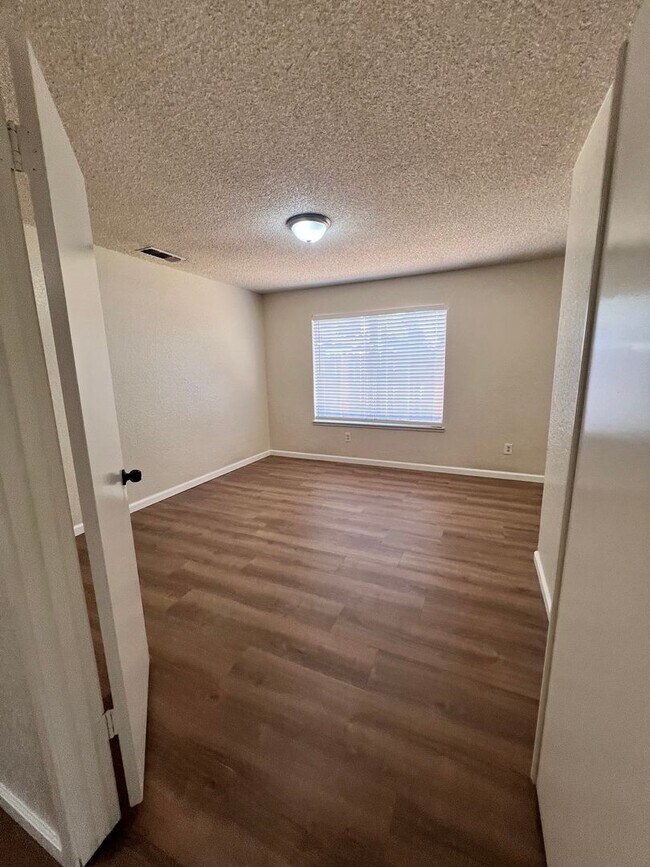 Building Photo - Pretty 3 bedroom 2 bath home in Modesto
