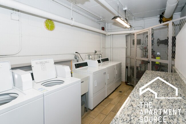 Building Photo - 424 W Oakdale Ave