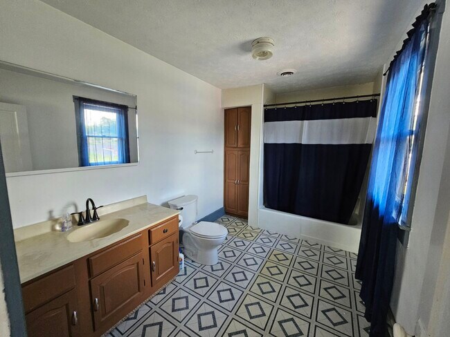 Building Photo - 528 N Madriver St