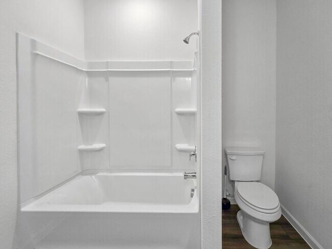 Building Photo - 3BR House • 2-Car Garage • In-Unit Washer/Dryer in Crowley