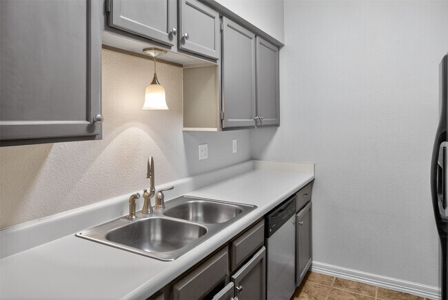 Building Photo - 562 Wilcrest Dr