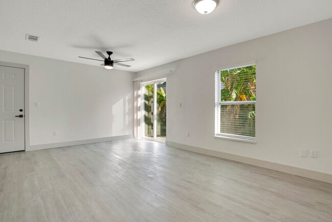 Building Photo - 1217 W 6th St