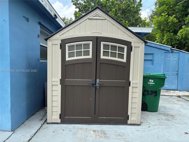 Building Photo - 6335 SW 21st St