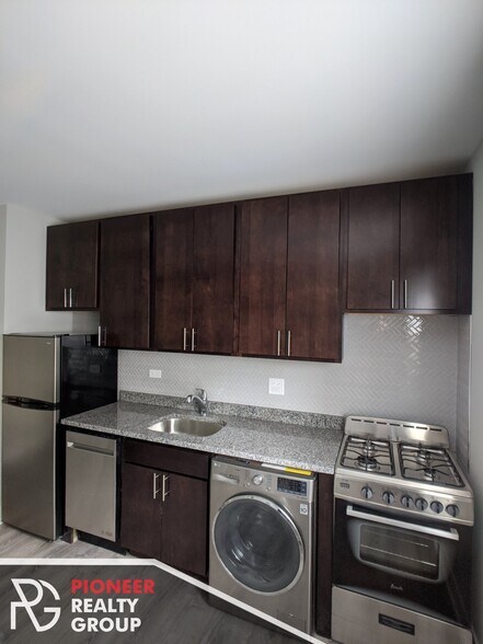 Building Photo - 440 W Belden Ave