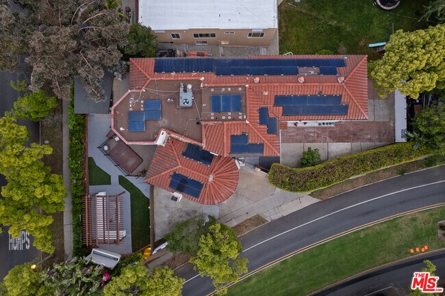 Building Photo - 2240 Hillhurst Ave