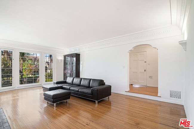 Building Photo - 1040 S Alfred St