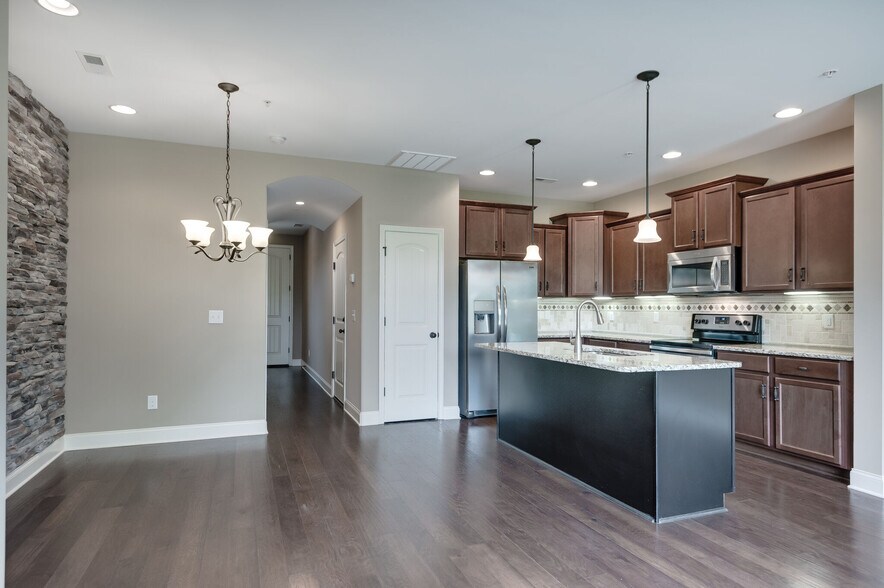 Building Photo - 104 Ambassador Private Cir