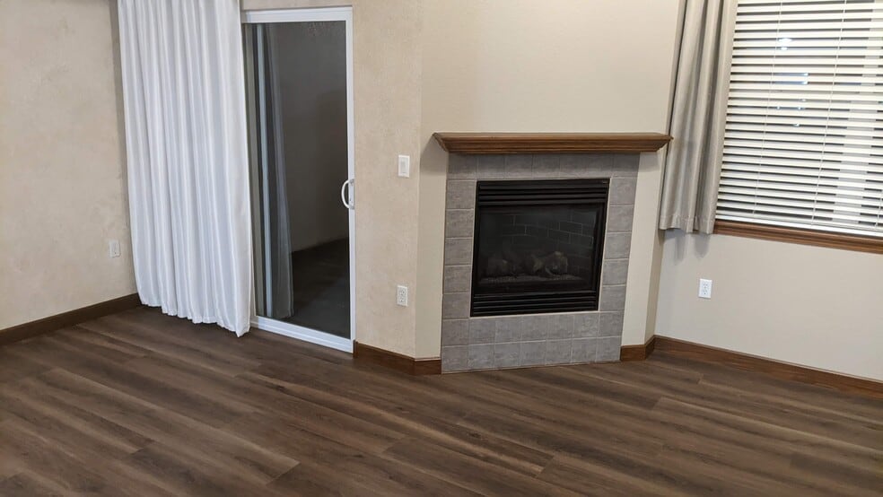 Living room fireplace - 4245 Boardwalk Dr