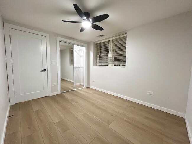 Building Photo - 1443 W Oakdale Ave