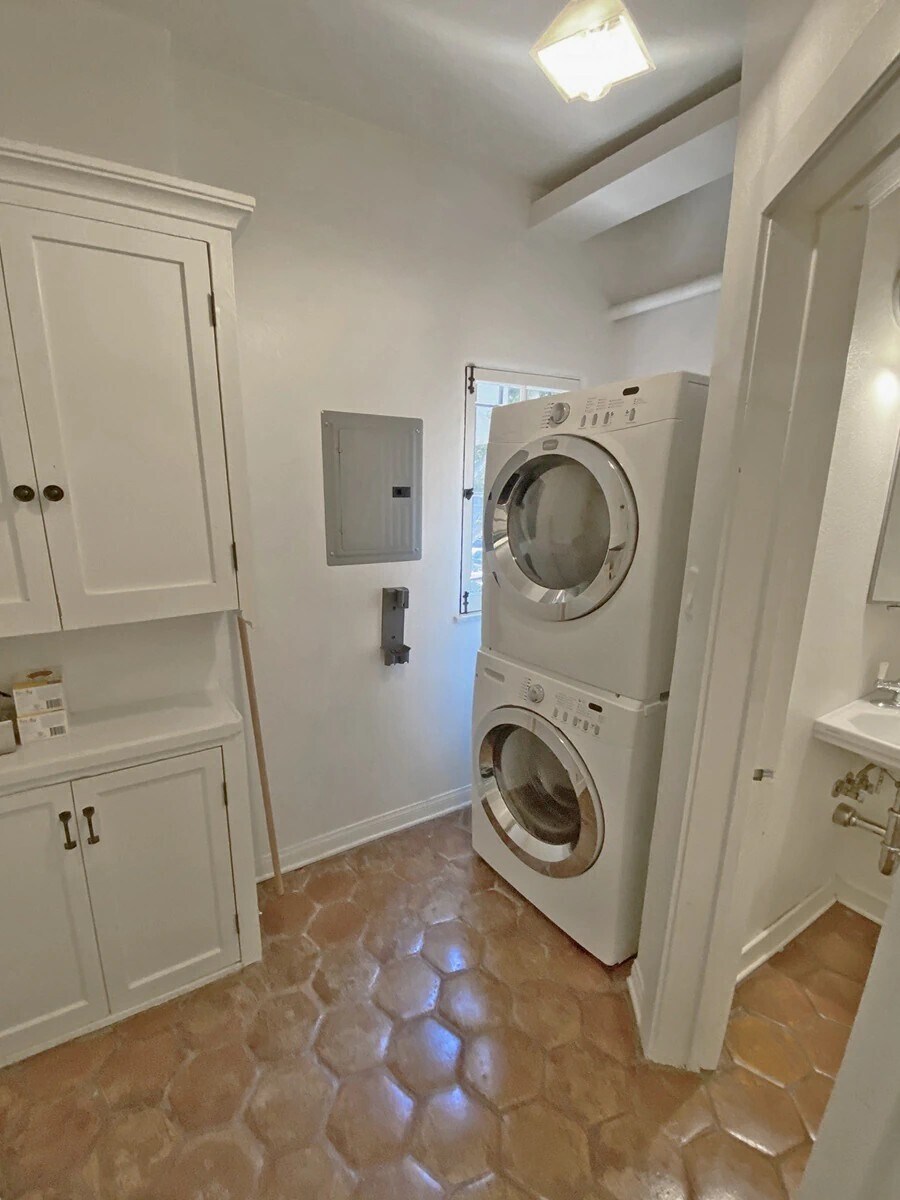 Building Photo - 1150 N Curson Ave