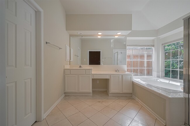 Building Photo - 8814 Fairbloom Ln