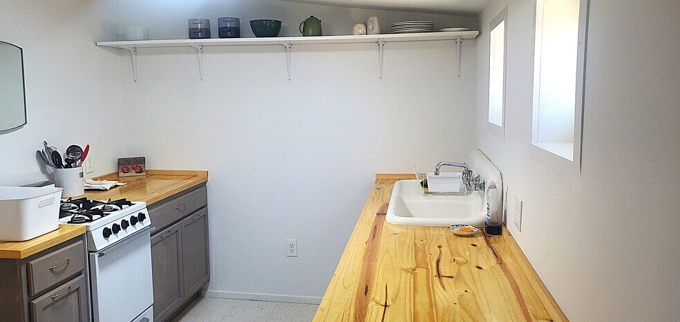 Building Photo - 900 W Rocalla Ave