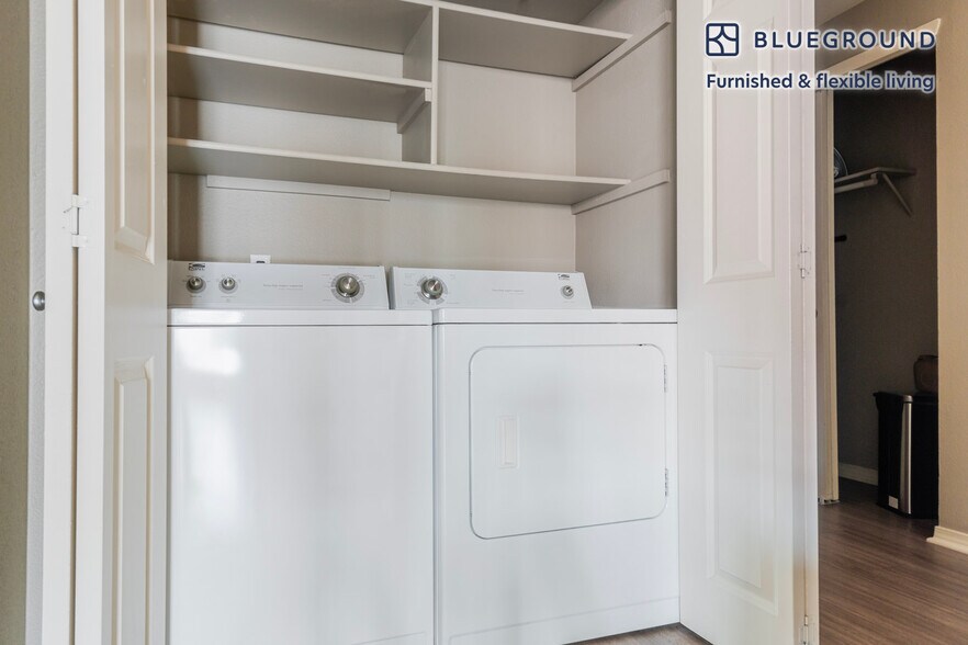 Building Photo - 2400 Elliott Ave