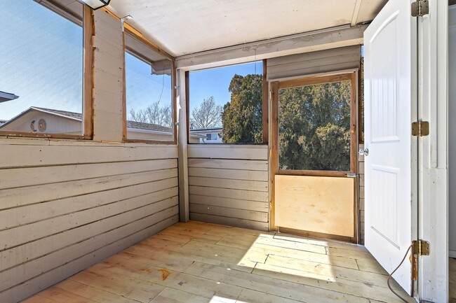 Building Photo - Updated 6 bedroom home is a must see!!