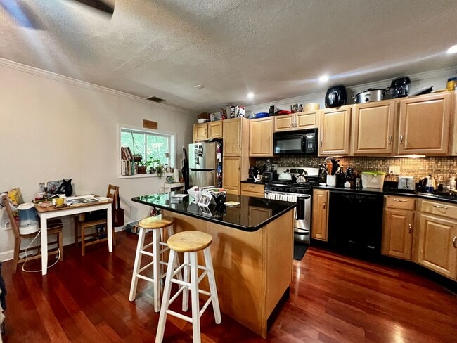 Building Photo - Stylish Top-Floor 2-Bedroom Condo with Pri...