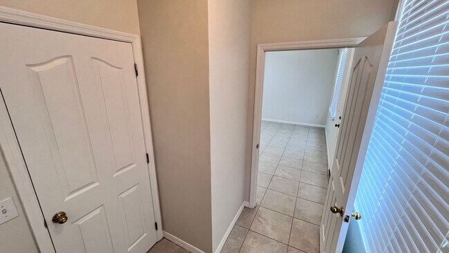 Building Photo - Upgraded Avalon Park 3 Bed/2.5 Bath Townhome!