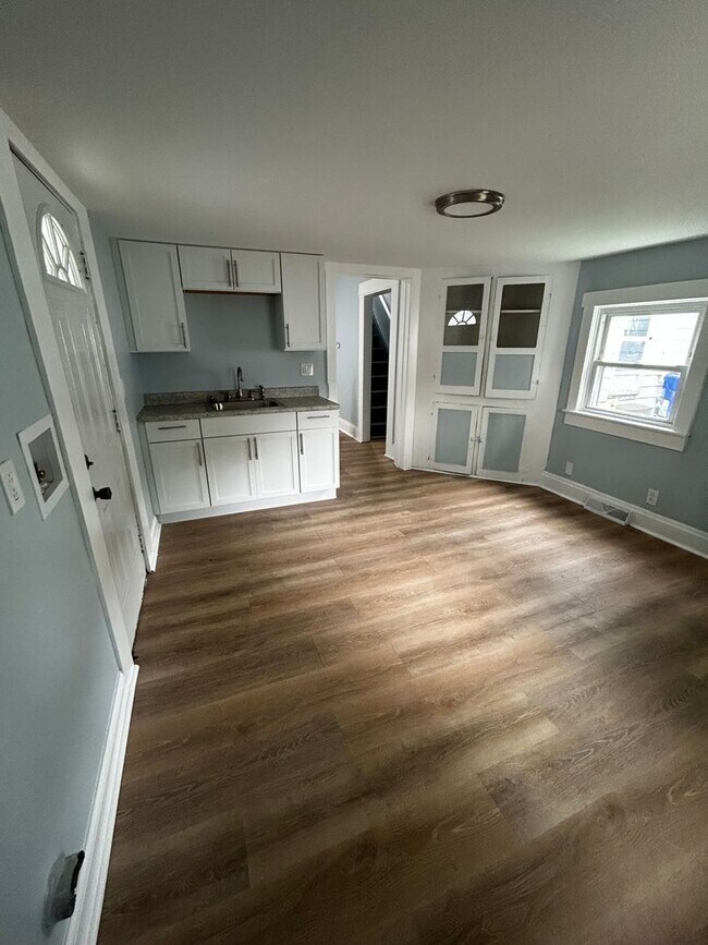 Building Photo - CUTE 2 BEDROOM HOUSE WITH LARGE BACKYARD IN HAMILTON!