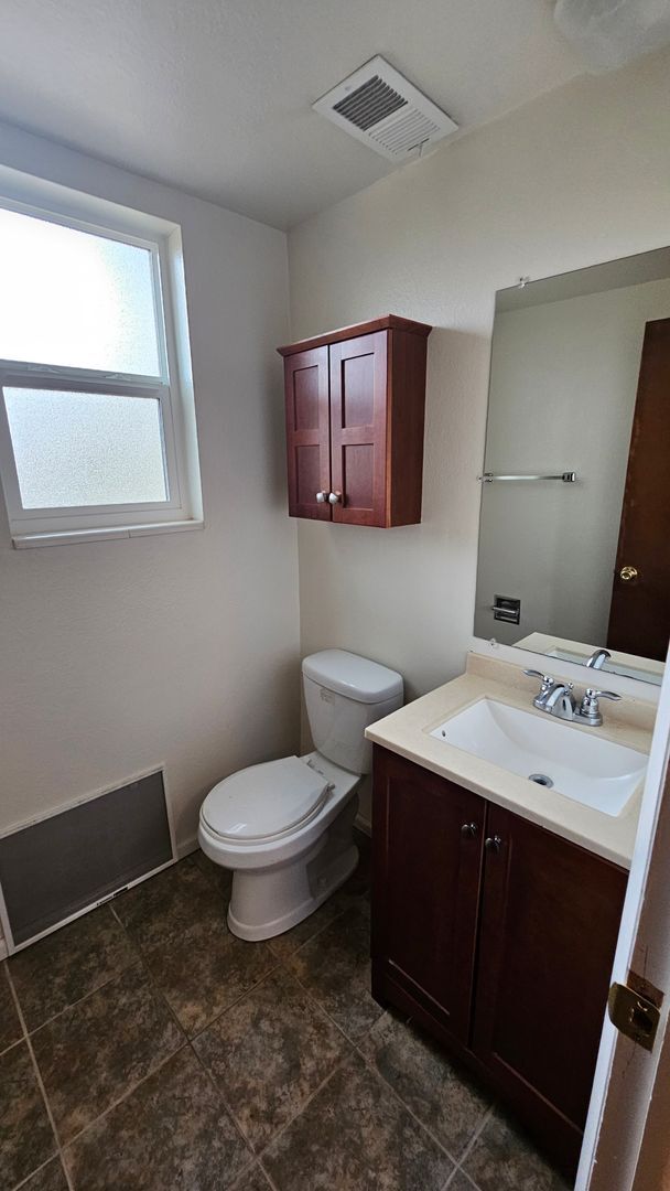 Building Photo - Spacious Bi Level home backing to open spa...