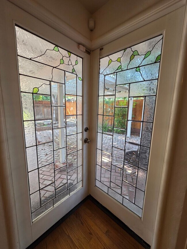 Building Photo - 2 bedroom 2 bathroom in Beverly Glen!