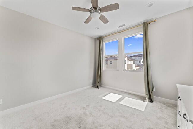 Building Photo - "Spacious Santa Clarita Sanctuary: 4-Bedro...