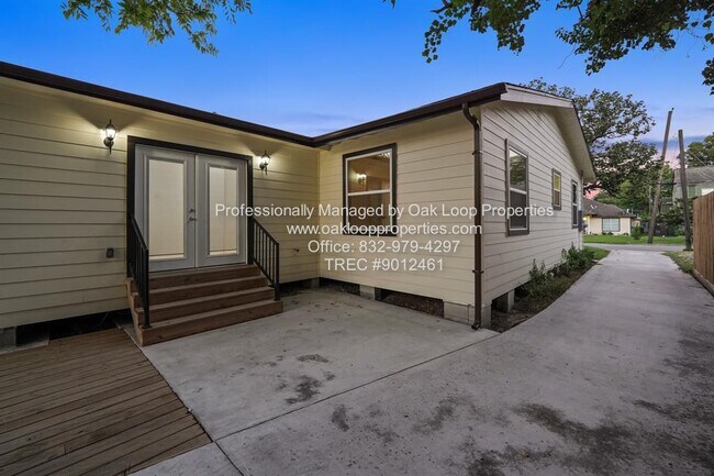 Building Photo - 1404 Des Jardines St